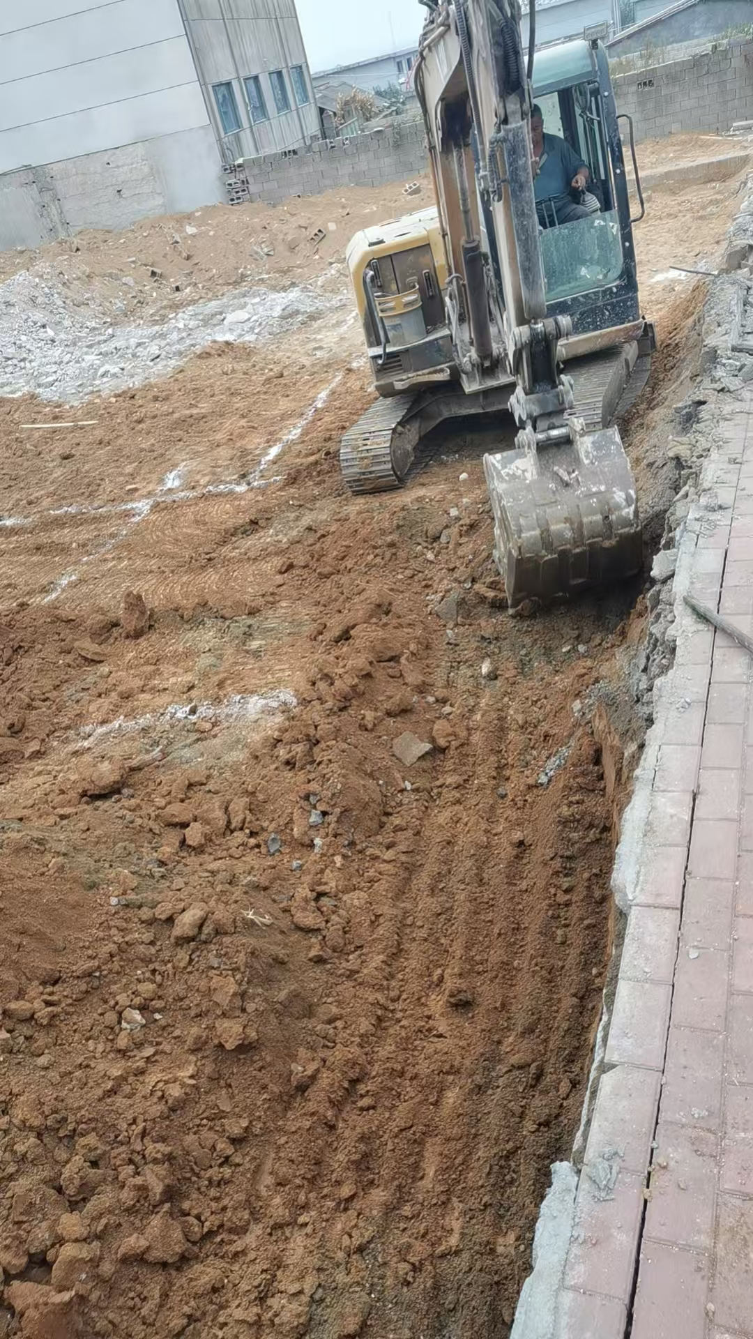 挖机现场挖土施工